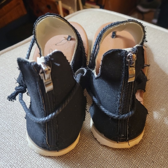 Sandals - Picture 5 of 5